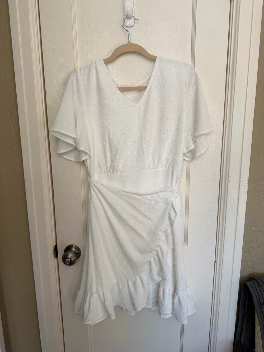 Elegant White V‑Neck Ruffle Wrap Mini Dress with Sleeves. Size M. Never worn